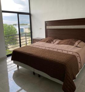1 dormitorio con cama y ventana grande en Quinta BarLó, en General Zuazua