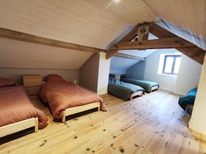 Zimmer mit 3 Betten im Dachgeschoss in der Unterkunft Maison Encantalou 