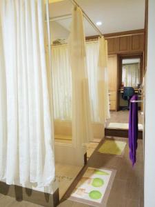 um quarto com cortinas brancas e um quarto com uma cama em Villa Gathering Yuni Syahla em Citaringgul 1