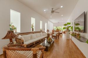 プエルト・モレロスにあるLuxury Puerto Morelos Cancun Home - 3 Double Roomsのリビングルーム(白いソファ、椅子付)