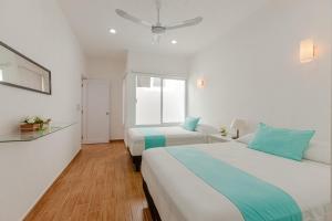 プエルト・モレロスにあるLuxury Puerto Morelos Cancun Home - 3 Double Roomsのベッド2台と窓のある寝室 +22枚の写真