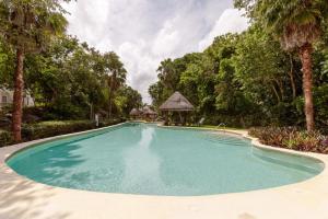 プエルト・モレロスにあるLuxury Puerto Morelos Cancun Home - 3 Double Roomsの- リゾート内のガゼボ付きスイミングプール