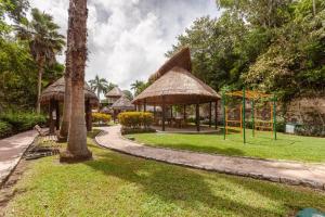 プエルト・モレロスにあるLuxury Puerto Morelos Cancun Home - 3 Double Roomsの芝生の遊び場があるリゾート
