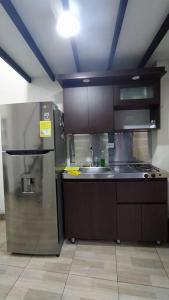 O bucătărie sau chicinetă la Apartamiento Moderno Cerca al Metro