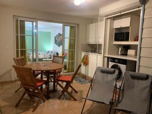 O bucătărie sau chicinetă la Studio Karatas Village Vacances Animé Sainte Anne