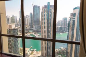 Nespecifikovaný výhled na destinaci Dubaj nebo výhled na město při pohledu z apartmánu