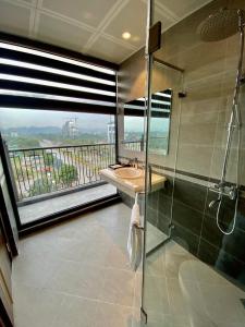 寧平的住宿－Bông Lau Hotel，带淋浴和盥洗盆的浴室以及窗户。