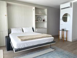 um quarto com uma cama grande e uma prateleira em Studio Deluxe em Bora Bora
