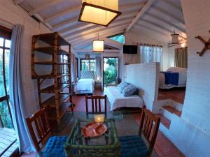 uma sala de estar com uma escada e uma sala de estar em Condomínio Aldeia dos Anjosdo Rosa na Praia do Rosa
