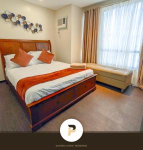 une chambre d'hôtel avec un lit et un canapé dans l'établissement SPACIOUS 2BR NEAR MOA, SOLAIRE CASINO AND PASAY AREA, à Manille
