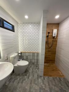 uma casa de banho com um WC, um lavatório e um chuveiro em Island Spa Resort em Ko Tao