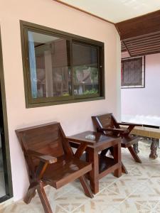 twee stoelen en een tafel in een kamer met een spiegel bij Island Spa Resort in Ko Tao