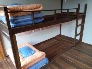 een stapelbed met een paar kussens en handdoeken bij Asian guesthouse Border in Nago