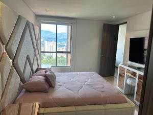 1 dormitorio con 1 cama grande y ventana grande en Sabaneta lujoso 3 habitaciones, en Medellín