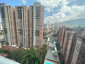 vistas a una ciudad con edificios altos en Sabaneta lujoso 3 habitaciones, en Medellín