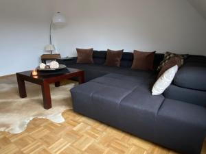 um sofá azul numa sala de estar com uma mesa em Findorff em Bremen