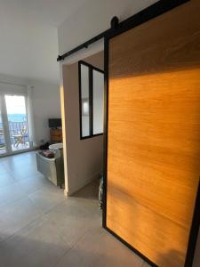 TV/trung tâm giải trí tại Appartement cosy vue mer à 50 m de la plage - refait à neuf et climatisé