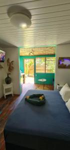 um quarto com uma cama grande e um cobertor azul em Pointe Venus Lodge em Mahina