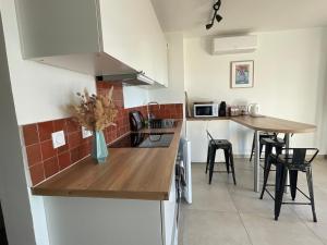 Nhà bếp/bếp nhỏ tại Appartement cosy vue mer à 50 m de la plage - refait à neuf et climatisé