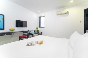 TV a/nebo společenská místnost v ubytování La Maison Danang Beach Hotel