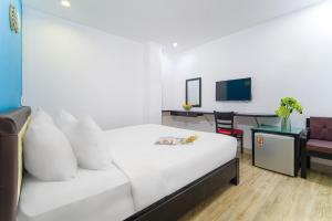 TV a/nebo společenská místnost v ubytování La Maison Danang Beach Hotel