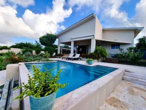 una piscina di fronte a una casa di Villa With Pool and Sea View a Fontein