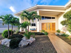 una casa con palme di fronte di Villa With Pool and Sea View a Fontein