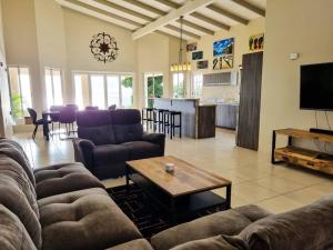 un soggiorno con un divano, un tavolo e una cucina di Villa With Pool and Sea View a Fontein