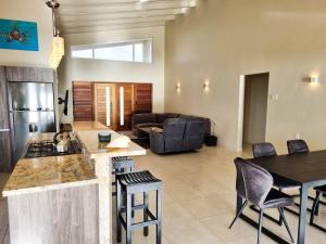una cucina e un soggiorno con tavolo e sedie di Villa With Pool and Sea View a Fontein