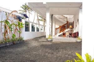 un pasillo de una casa con una escalera y plantas en Kavin beach hotel en Hikkaduwa