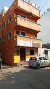 un edificio con un coche aparcado delante de él en Tru Comfort en Pondicherry