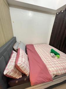 een bed in een kamer met 2 kussens bij Shore Residences in Manilla