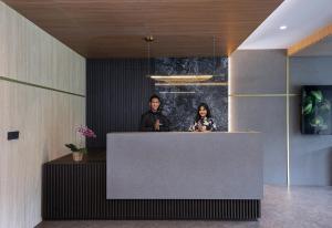 Επισκέπτες που μένουν στο Forest Hills Hotel