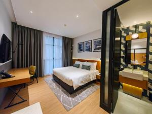 喬治市的住宿－Citadines Connect Georgetown Penang，配有一张床和一张书桌的酒店客房