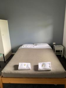 ein Schlafzimmer mit einem Bett mit zwei Handtüchern darauf in der Unterkunft Union Club Hotel in Colac