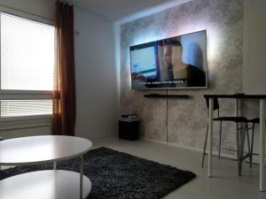 un soggiorno con TV a schermo piatto a parete di Rivitalon pieni päätykaksio - 37 m2 a Jämsä