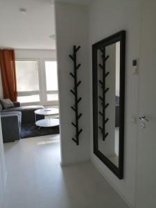 un soggiorno con specchio e divano di Rivitalon pieni päätykaksio - 37 m2 a Jämsä