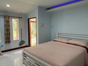 Säng eller sängar i ett rum på Baan Suan Tondin