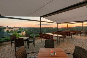 Hotel Zur Aussicht的阳台或露台