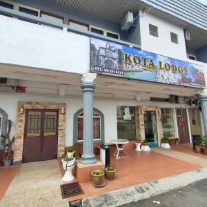 un edificio kotea lodge con un cartel en él en Kota Lodge, en Melaka