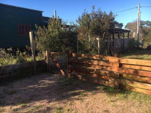 una valla de madera frente a una casa en Soleada, en Punta del Diablo