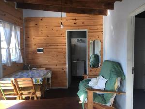 Habitación con cama, mesa y silla en Soleada, en Punta del Diablo