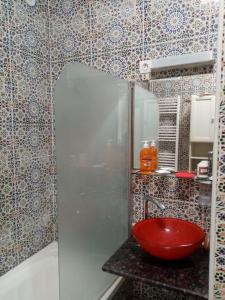 a bathroom with a red sink and a shower at Confortables location familiale vue sur mer à Sidj Fredj in Staoueli