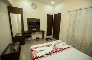 TV a/nebo společenská místnost v ubytování Hotel J D Residency