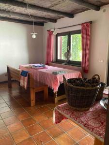 ein Esszimmer mit einem Tisch und einem Fenster in der Unterkunft La casa di carlo in Lavarone