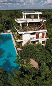 an aerial view of a house with a swimming pool at Havasokk in Francisco Uh May