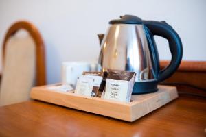 Zestaw do parzenia kawy i herbaty w obiekcie Wołosań B&B