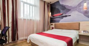 ein Schlafzimmer mit einem Bett und einem Gemälde einer Waffe in der Unterkunft Thank Inn Chain Hotel Shandong Rizhao Zhaoyang Road in Rizhao