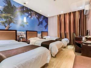 Habitación de hotel con 3 camas y un gran mural en Thank Inn Chain Hotel Shandong Rizhao Zhaoyang Road, en Rizhao