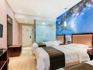 1 dormitorio con 2 camas y una gran pintura en la pared en Thank Inn Chain Hotel Shandong Rizhao Zhaoyang Road, en Rizhao